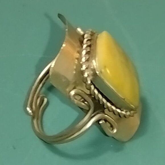Vintage Silver Metal Ring with Square Cut Yellow Stone, in Rope Turn Setting - Picture 3 of 5